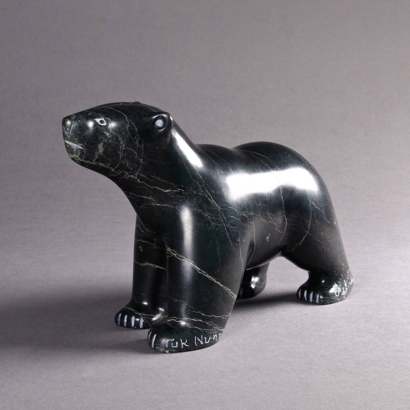 Ours marchant par Taqialuk Nuna