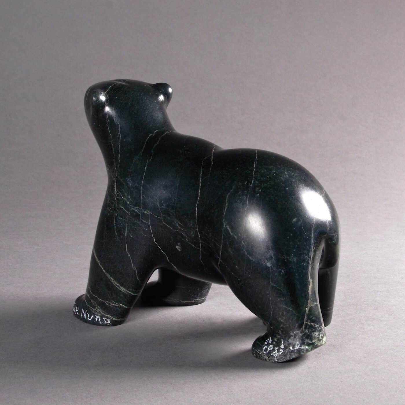 Ours marchant par Taqialuk Nuna