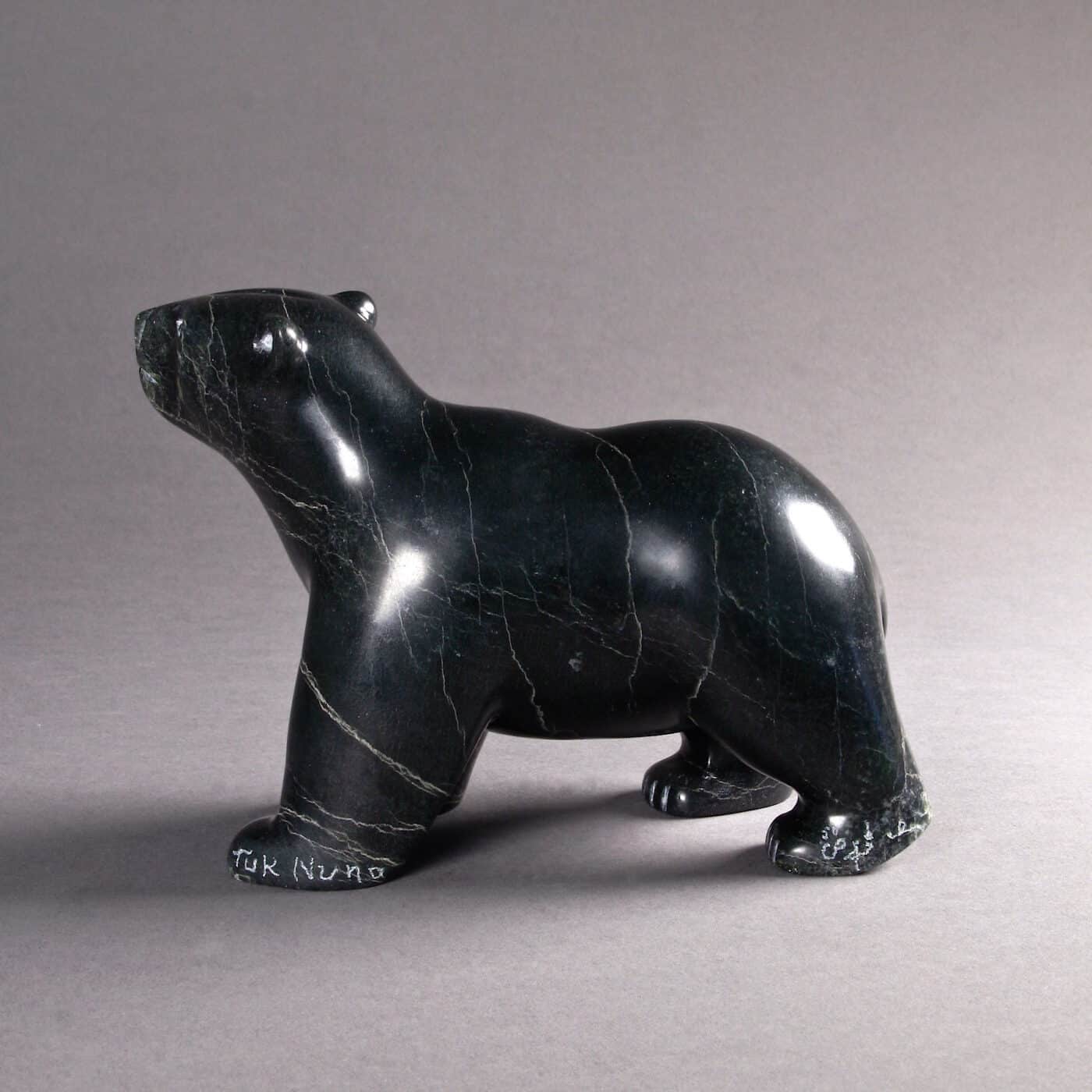 Ours marchant par Taqialuk Nuna